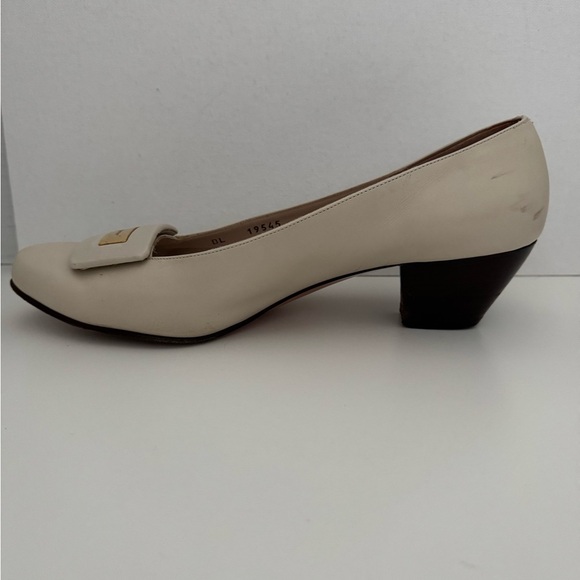 Salvatore Ferragamo Boutique Made in Italy Cream Heeled Loafers Size 8 - Picture 9 of 16